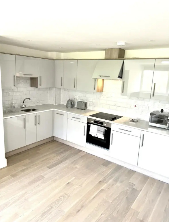 Luxurious MK City apartment- walk to train station