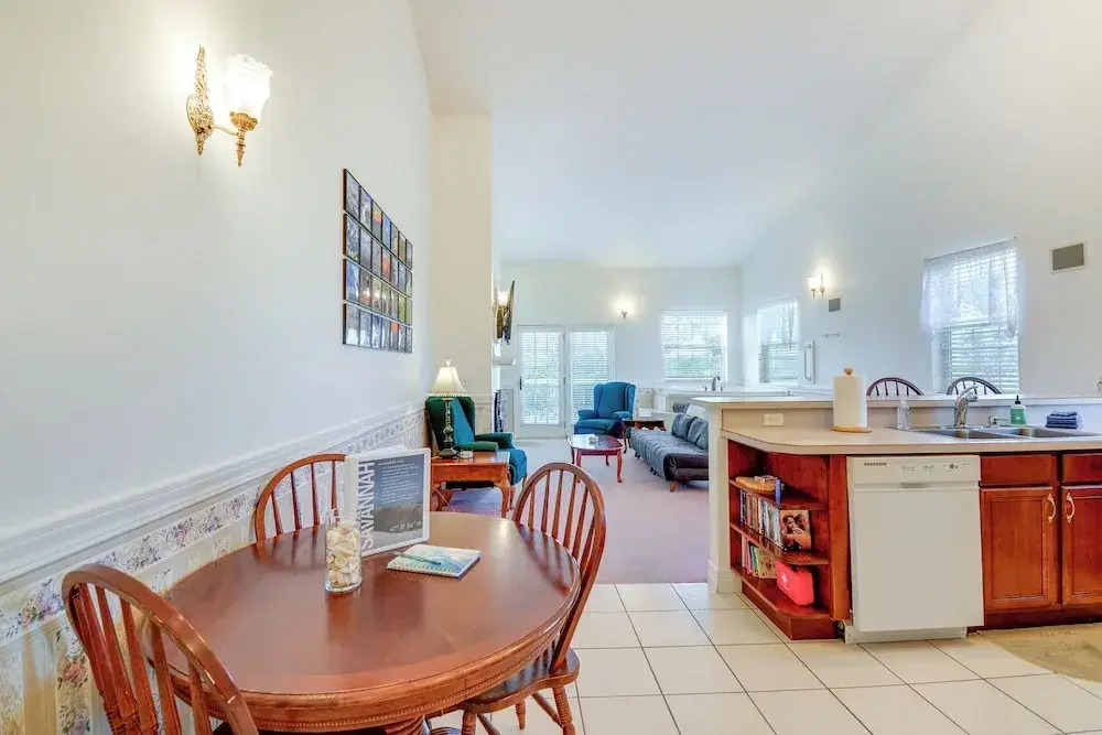 Ocean Shores Condo w/ Private Tub < 1 Mi to Beach!