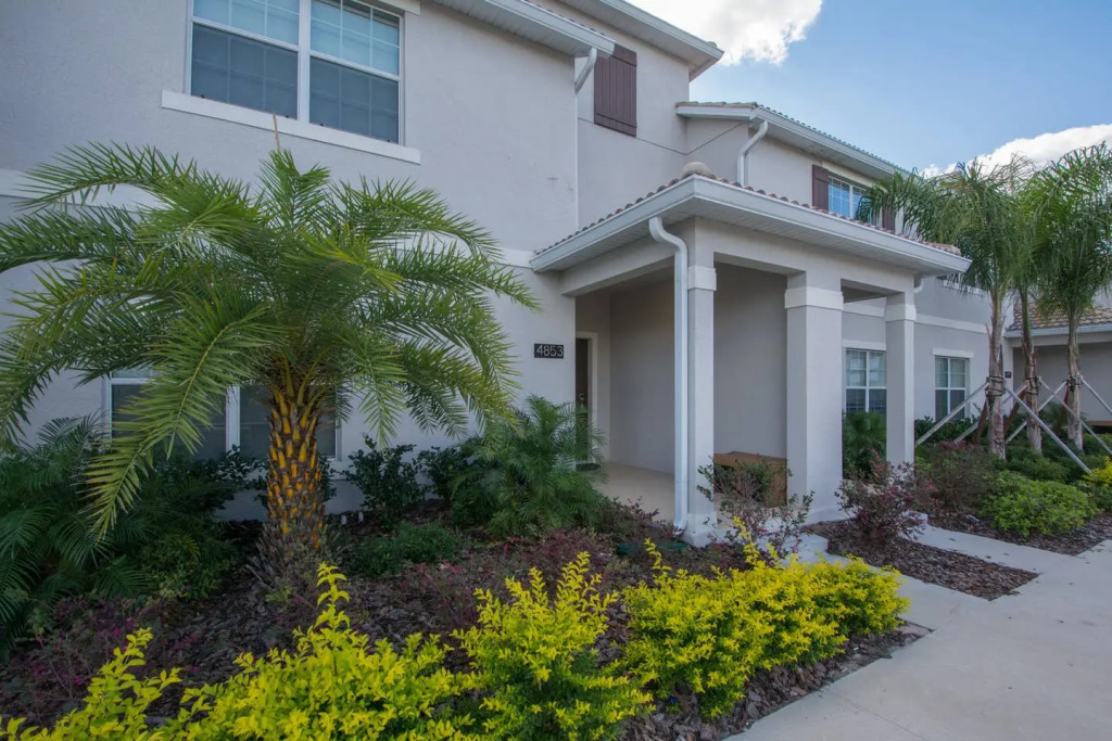 Pleasant home near Disney with private pool