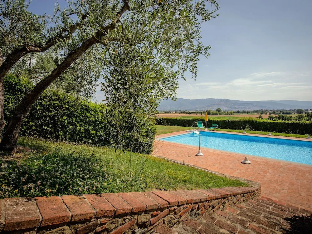 Spacious Villa at Lombriciano with Swimming Pool