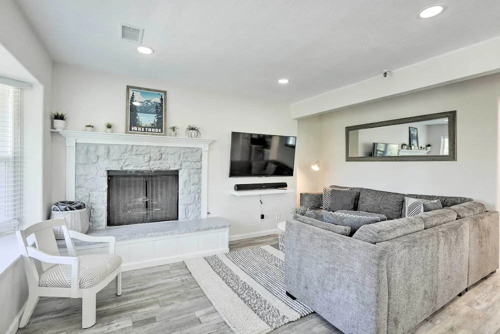 < 1 Mi to Slopes! 'heavenly Daze Chalet' in Tahoe