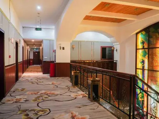 Chongqing Lushan Junwei Business Hotel
