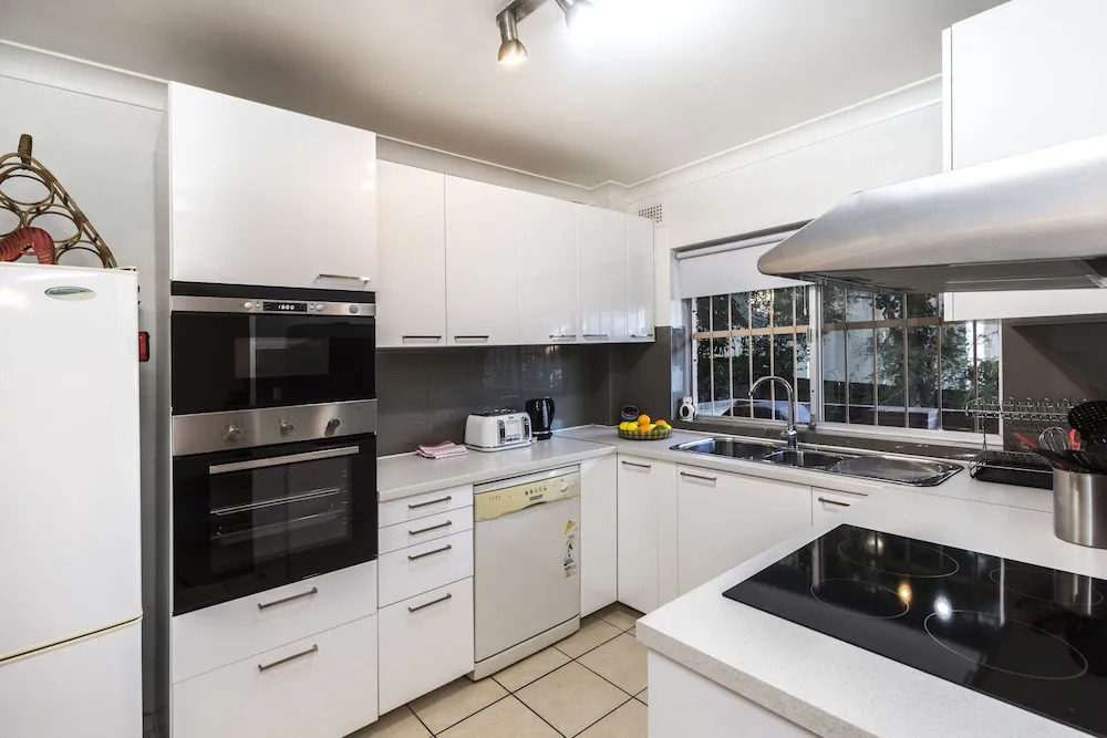 Two Bedroom Apt Close To Chatswood With Parking