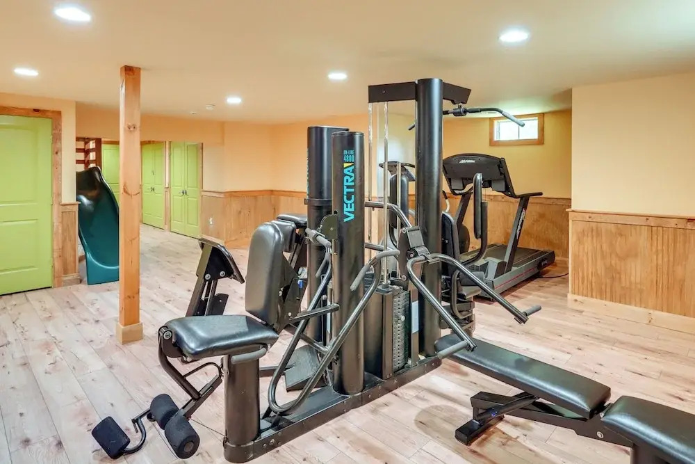4 Mi to Mount Snow: West Dover Cabin w/ Game Room