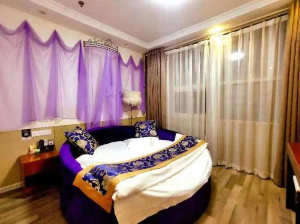 Huamei Holiday Hotel