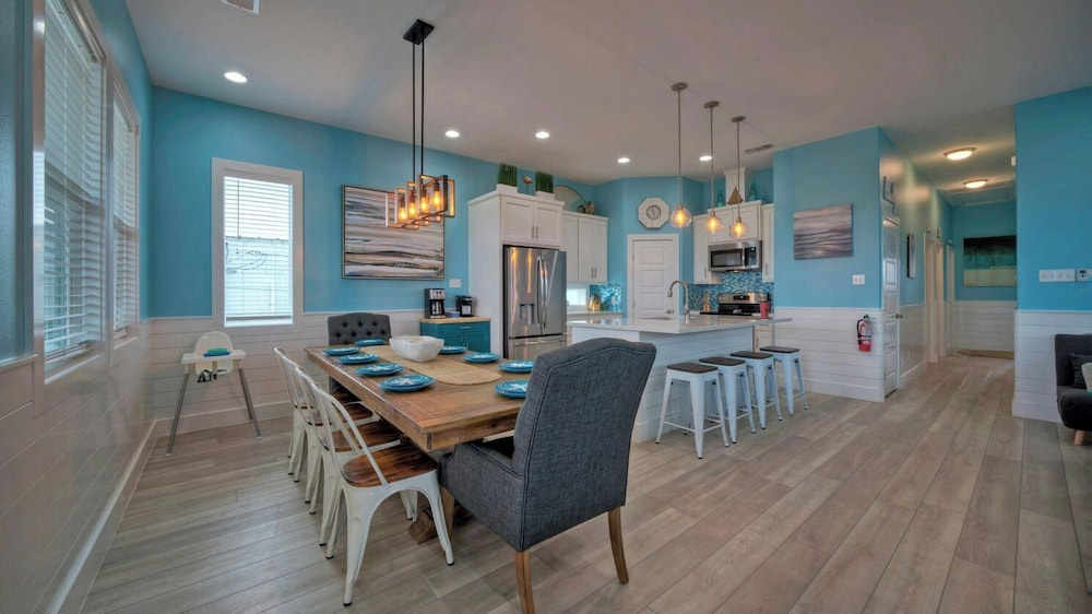 Sleeps 22! 2 Homes Priv Pool, Putting Green, Bar, Deck, Prime Port A Location