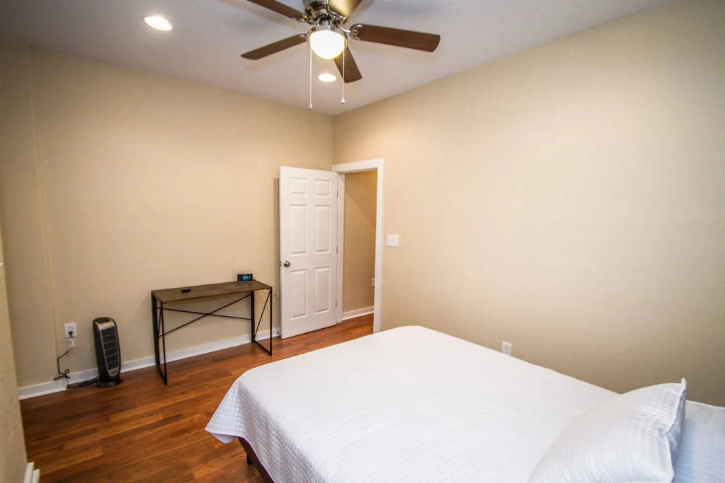 Hackberry St #A Renovated 2BR/2BA Near Downtown