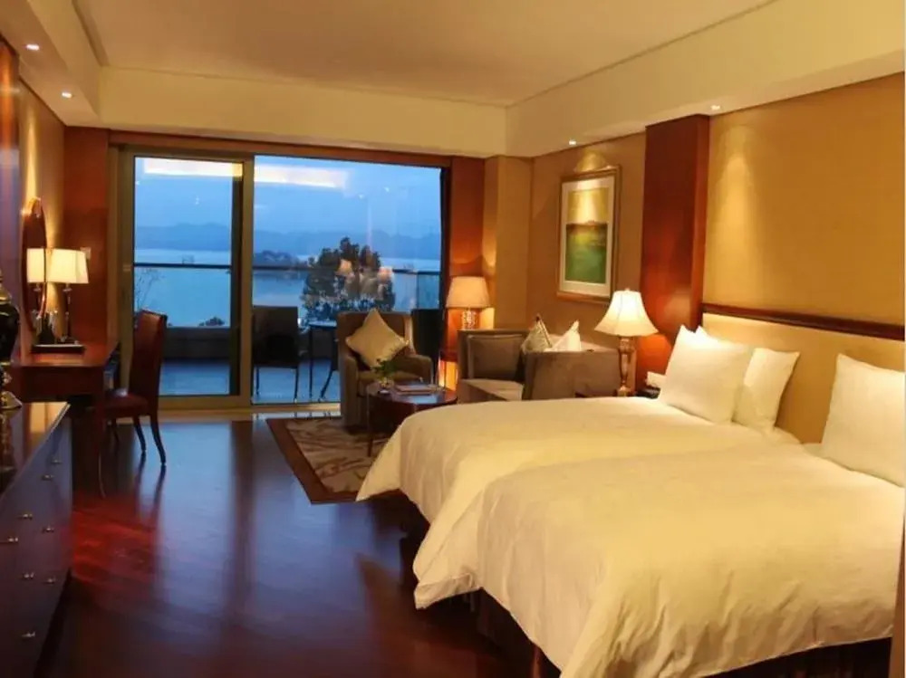 Greentown Island Lake Resort Hotel
