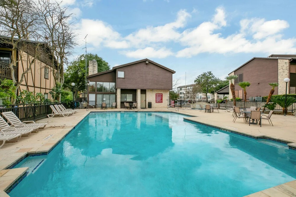 New! Luxurious Riverfront Condo Just 1 Blk to Schlitterbahn!