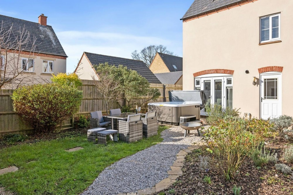 The Seven Residence - Hot tub, 5 min to Bicester Village, Pet friendly