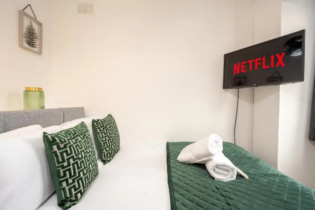 Treetops House -Luxury modern 4-bed, sleeps 10 -Solihull, JLR, NEC, Resorts World, Birmingham Airport, HS2