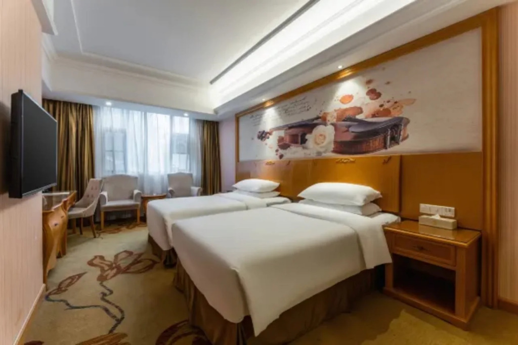 Vienna Hotel Whhan xingye road stone bridge subway station store