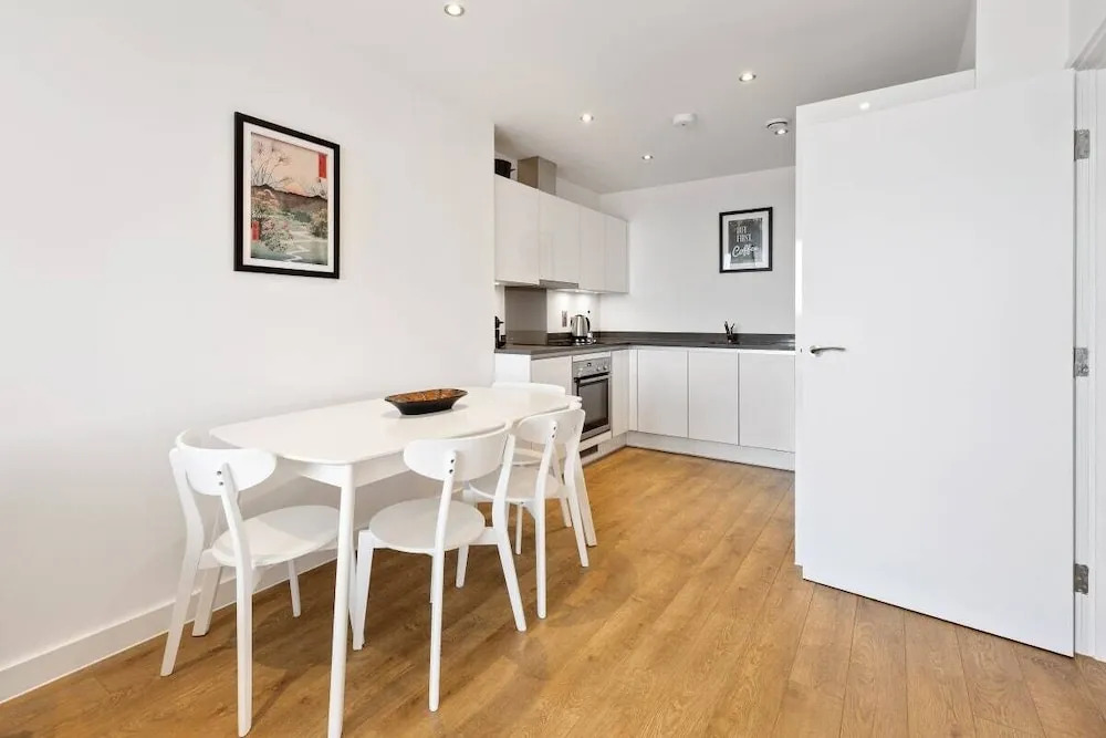Modern 1bed W/balcony in Bromley, 7mins to Tube