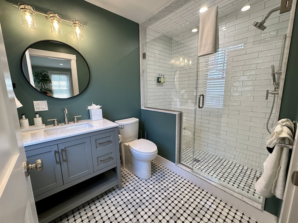 Epic Downtown Newport 6br Whole House W/ Parking 6 Bedroom Home
