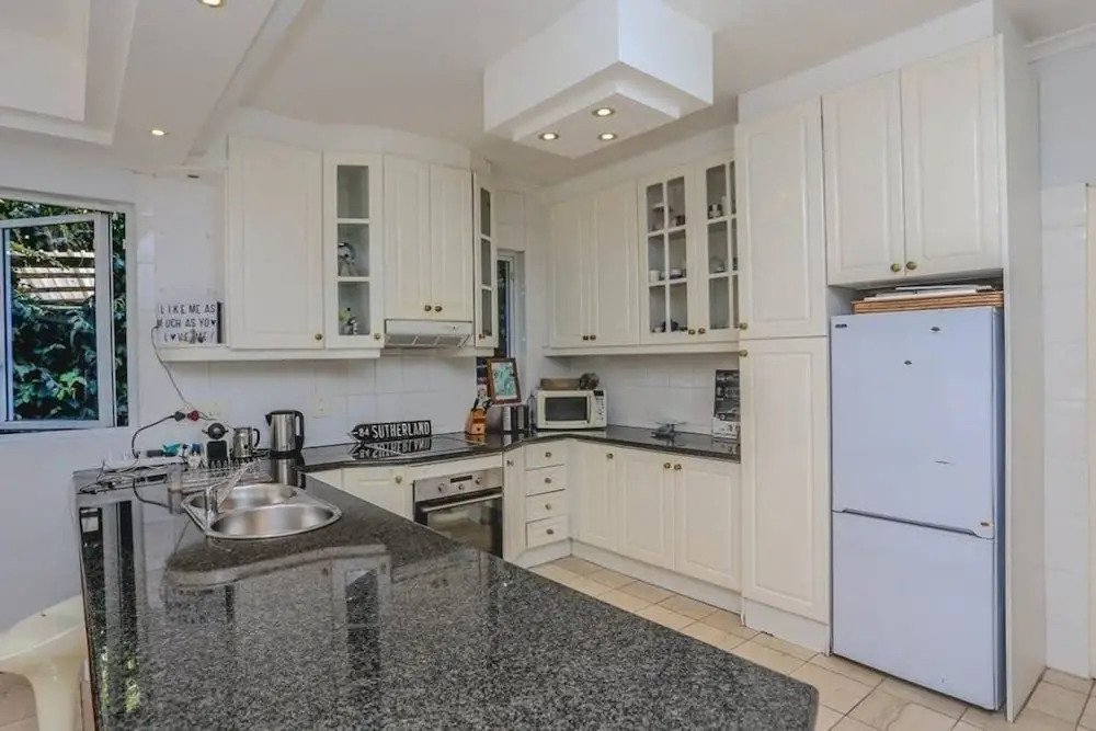 3 Bedrooms Villa in Camps Bay With Ocean Views