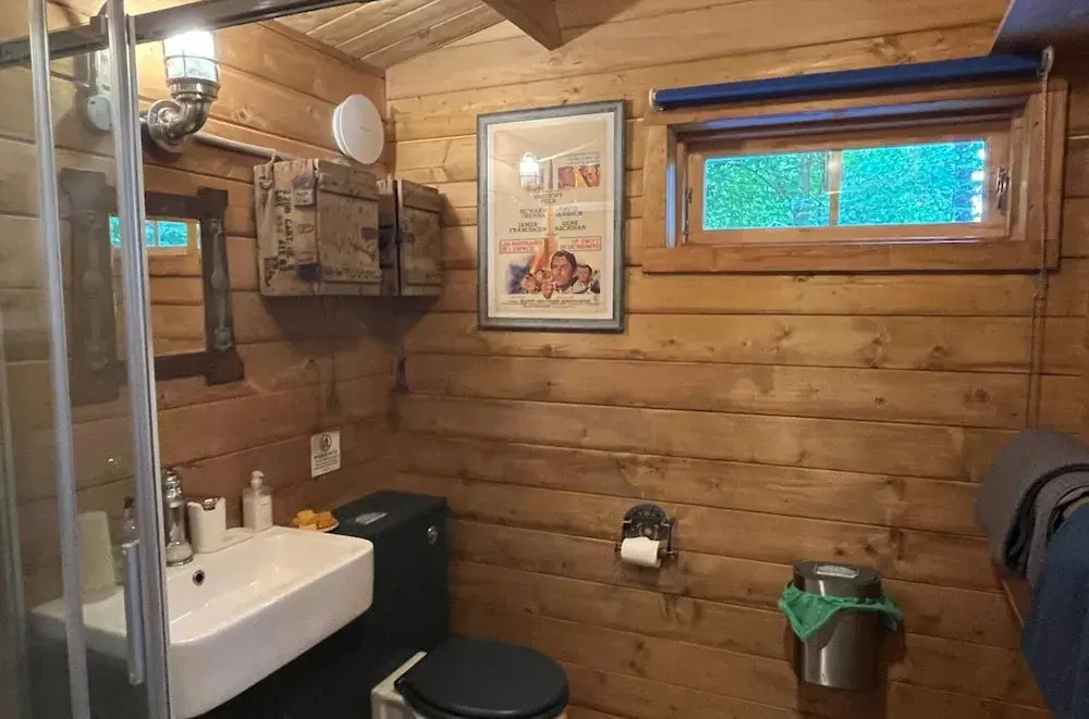 Retro Lodge nr Dartmoor with hot tub & opt sauna