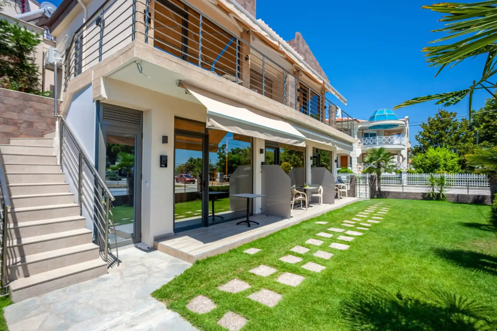 Aliston Deluxe Living