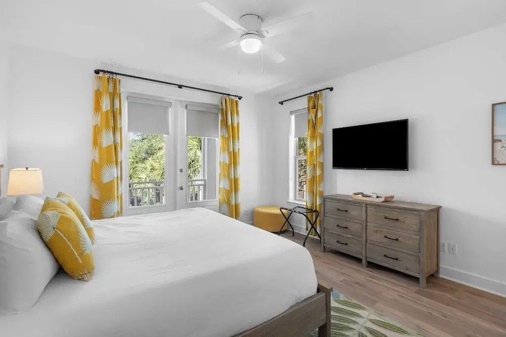 Good Day Sunshine by Avantstay Sleeps 16, Pool + Private Beach Access