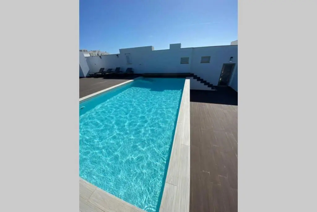 Bay View One, Stunning 3 bed condo with sea view & rooftop pool