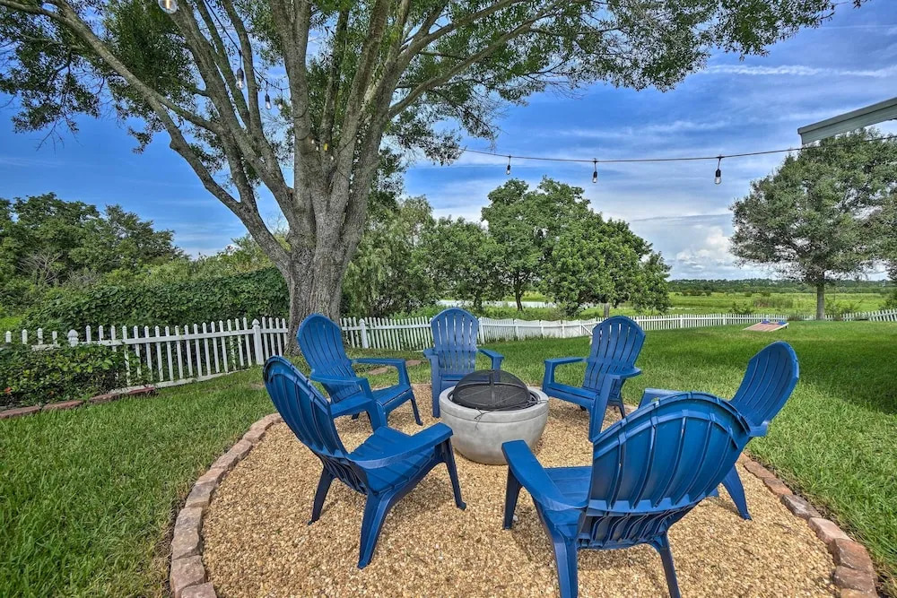 Sunny Brandon Getaway w/ Fire Pit!