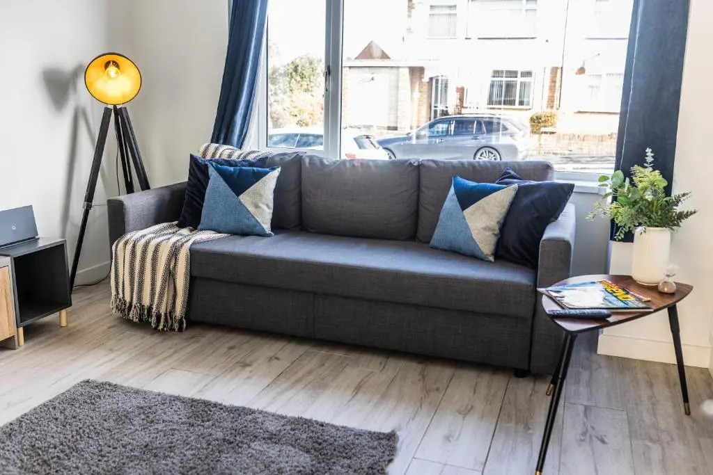 Modern 3-Bed House with Parking - Sleeps 7!