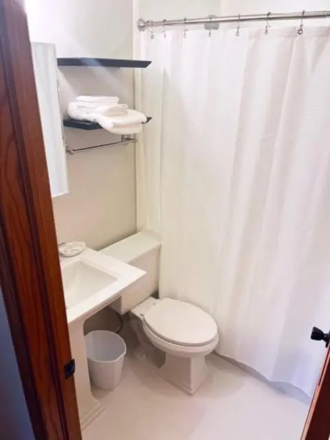 3BD/2BA in Historic Hyde Park Neighborhood w/ Parking Near University of Chicago