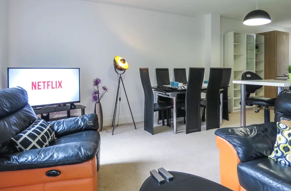 Tudors eSuites Park Central Townhouse Garden and Parking