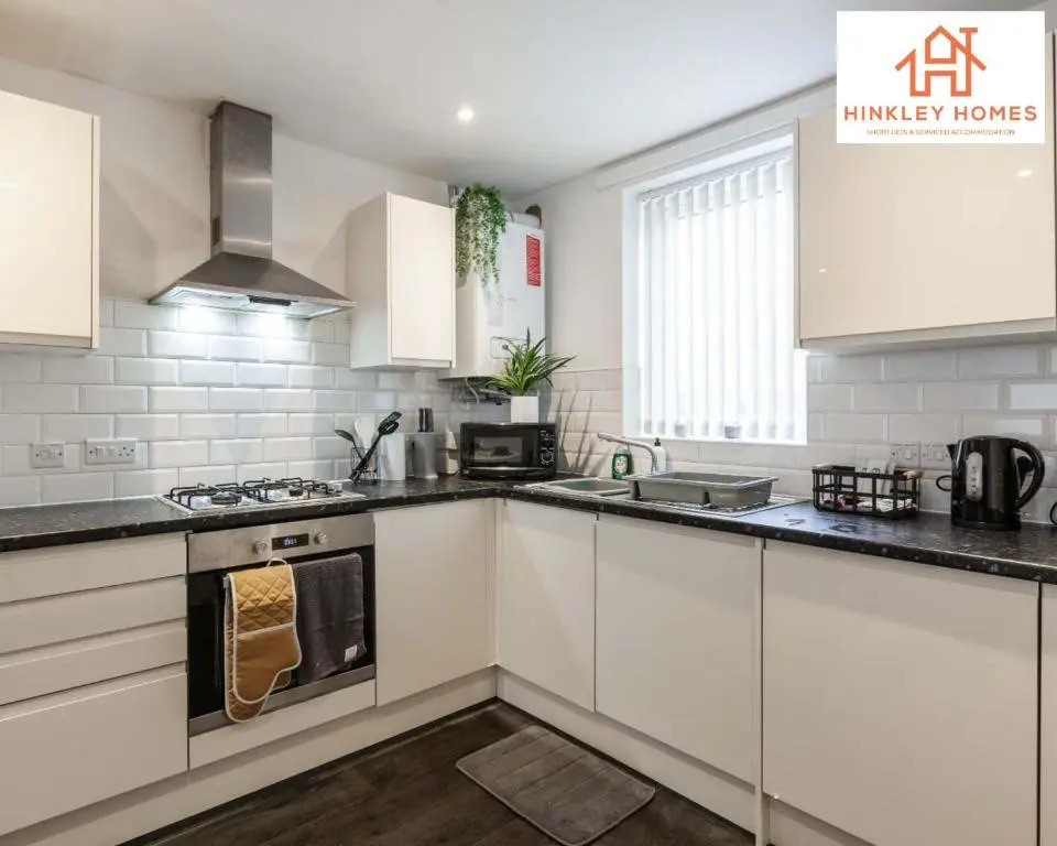 Modern Townhouse - Free Gated Parking - City Centre - 5 ! By Hinkley Homes Short Lets & Serviced Accommodation