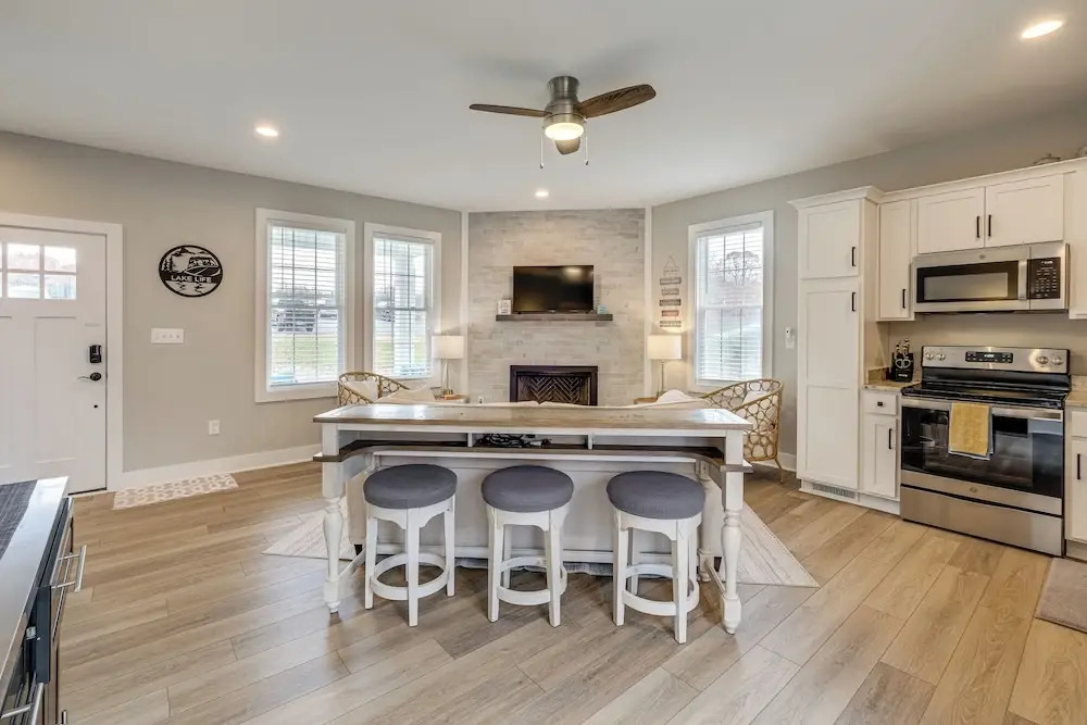 Getaway w/ Resort Perks at Smith Mountain Lake!