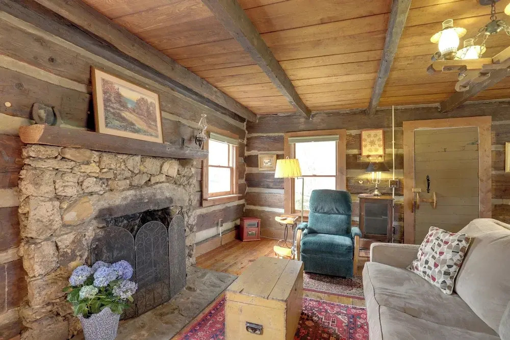 Scenic Hot Springs Retreat Near Appalachian Trail!