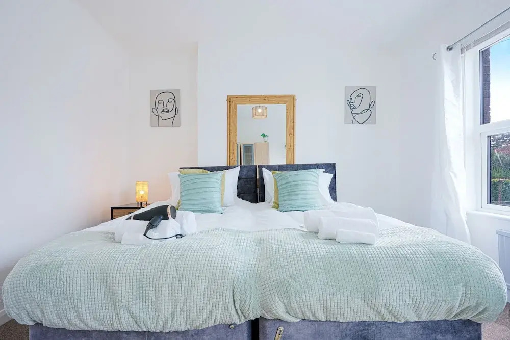 5 Bed House - Sleeps 10 - Parking - Wifi