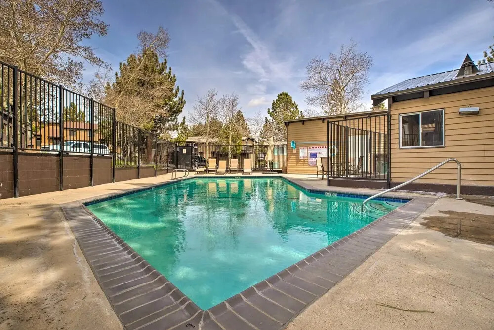 Mammoth Lakes Townhome < 2 Mi to Ski Area!
