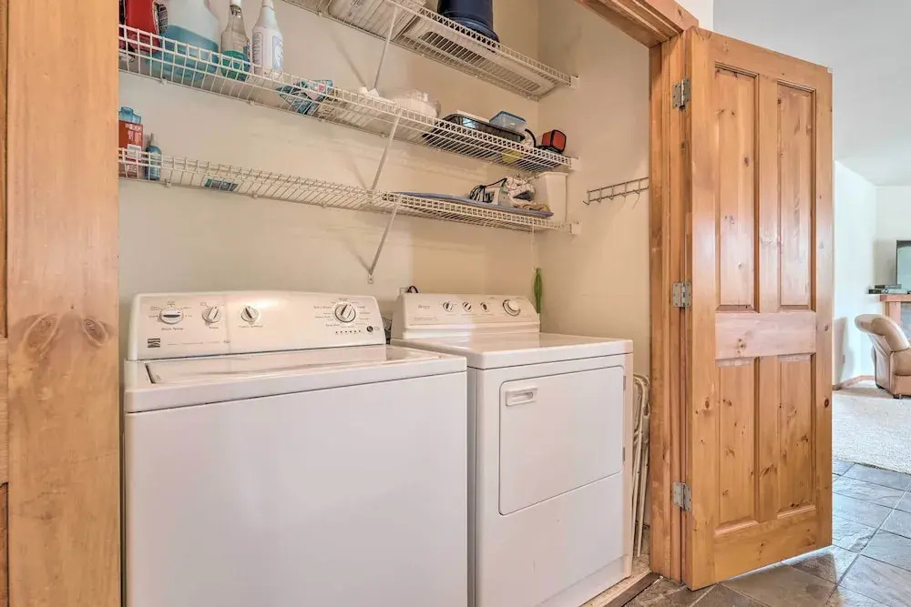2 Mi to Donner Lake: Walkable Truckee Condo!