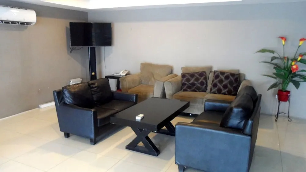19 Avenue Apartment By Roomz