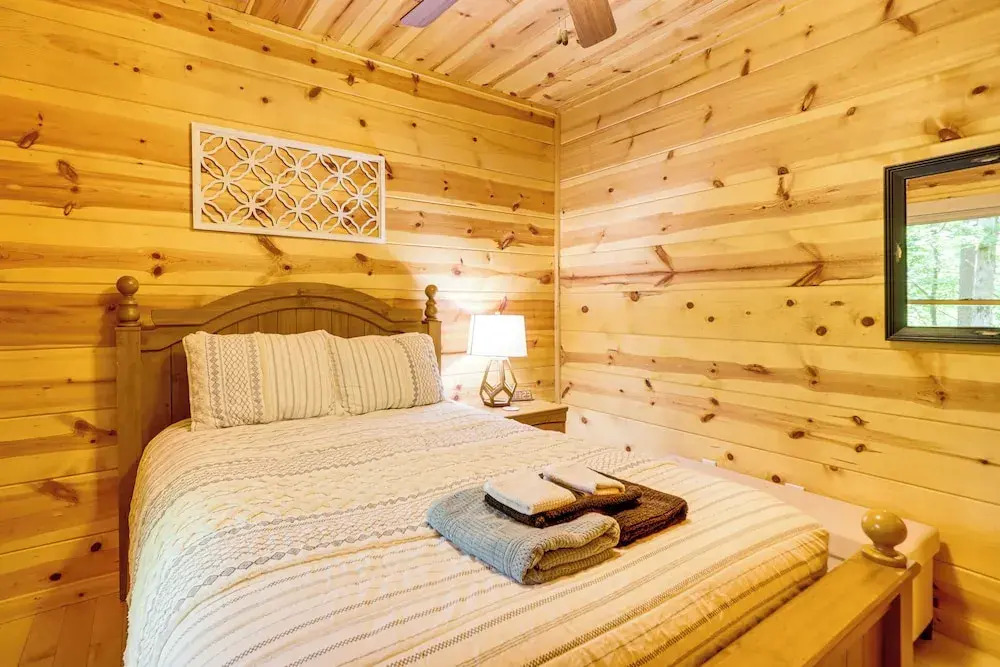 Lakeside Cabin: Game Room, Dock, Orchard, Wineries