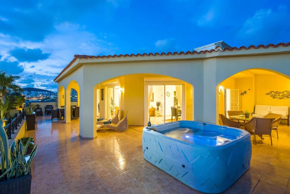 TROPICAL VILLA! Sea Front Terrace!