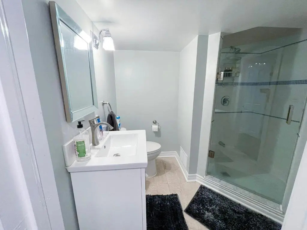 Spacious & Renovated 1BD Suite w/parking