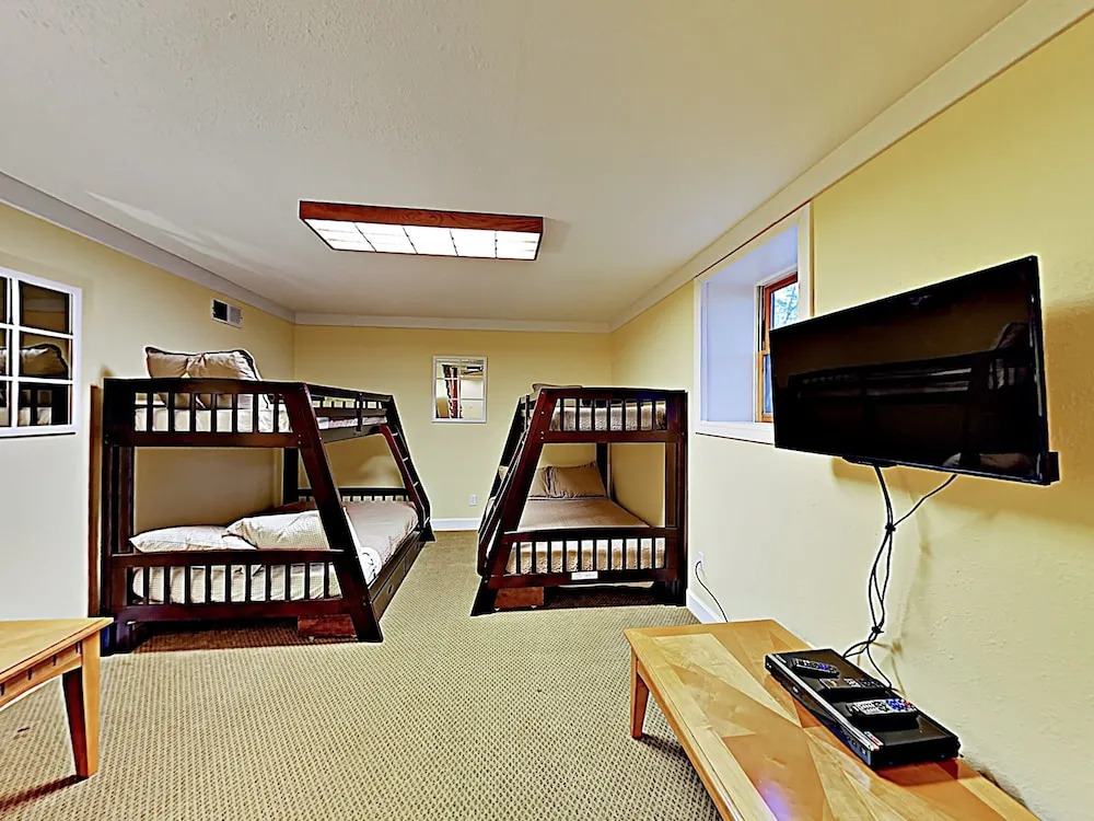 New Listing! Two-unit Rumbling Bald Resort 4 Bedroom Townhouse
