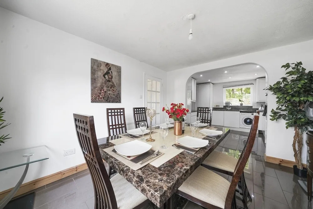 House - Sleeps 8 & on-site parking