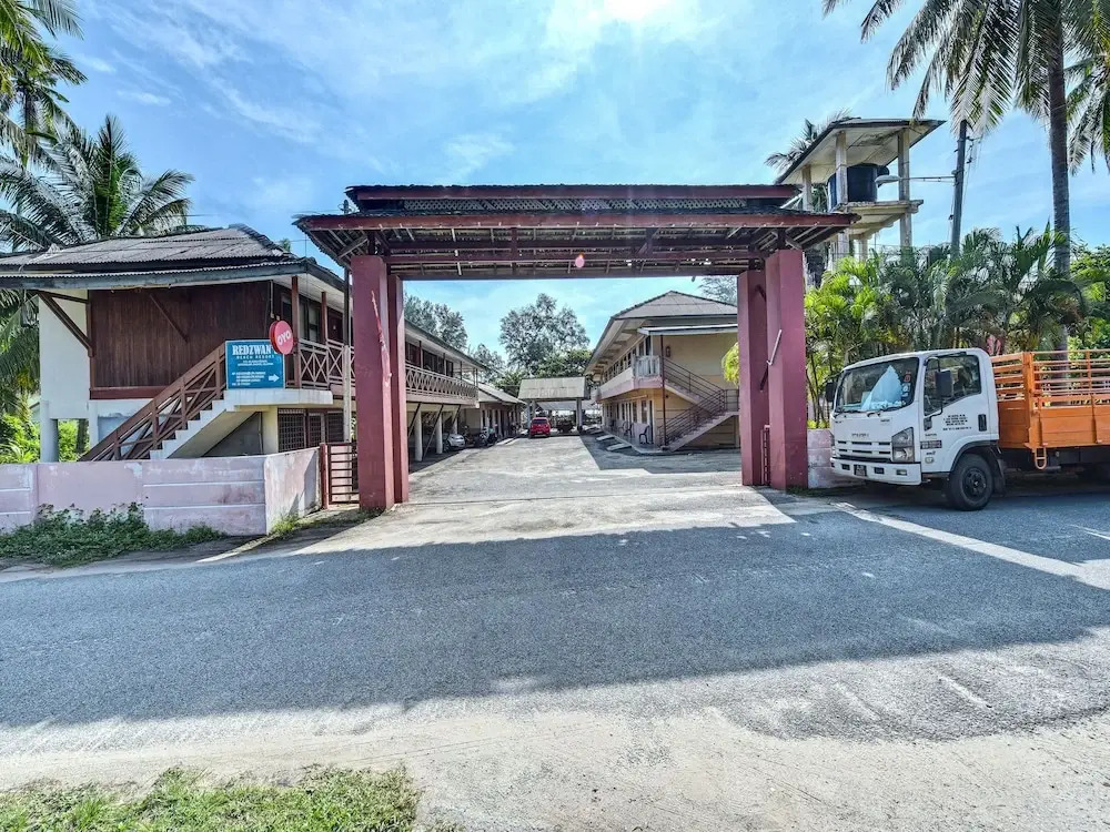OYO 90278 Redzwan's Beach Resort