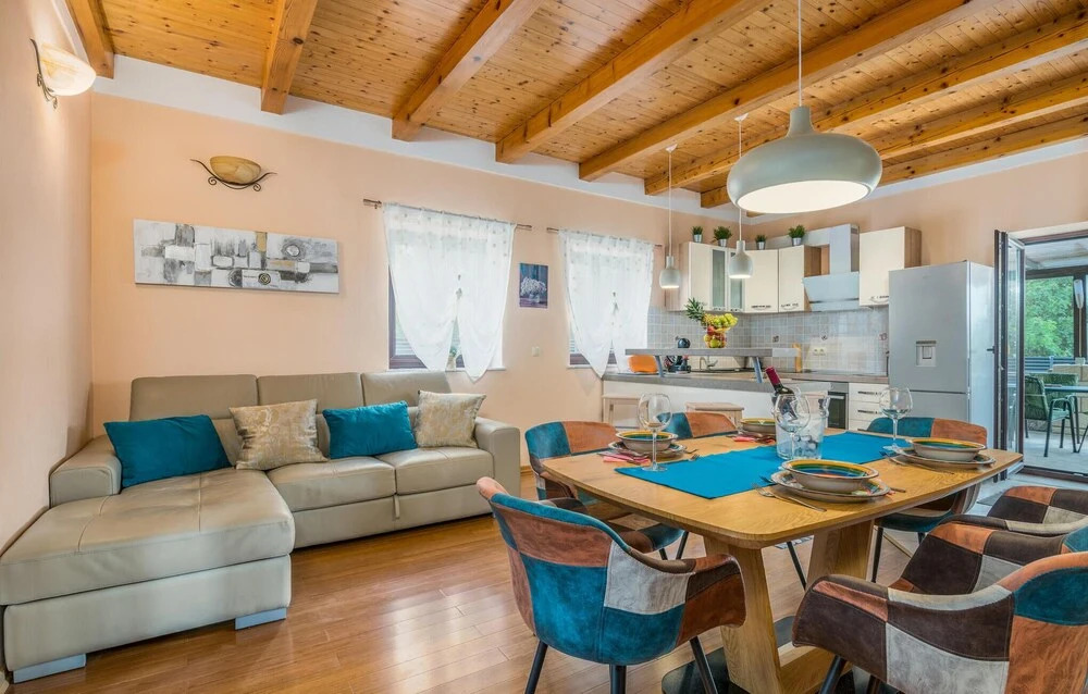 Luxurious Home In Lakmartin
