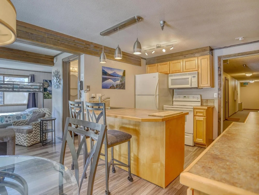 Geothermally Heated Outdoor Pool and Scenic Deck - Cozy Studio Retreat