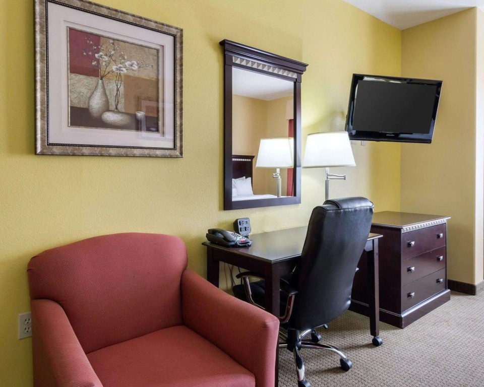 Comfort Suites Palestine