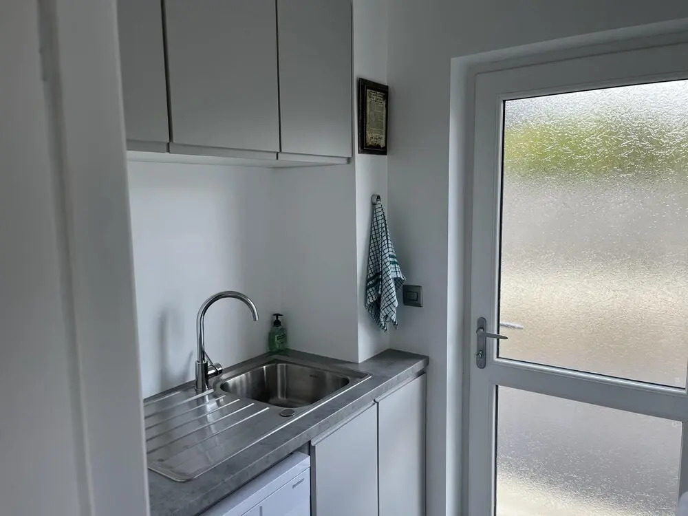 Cottage-sleeps 5-parking-near Beach-fireplace