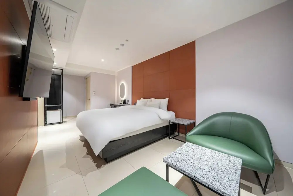 TheWall Hotel