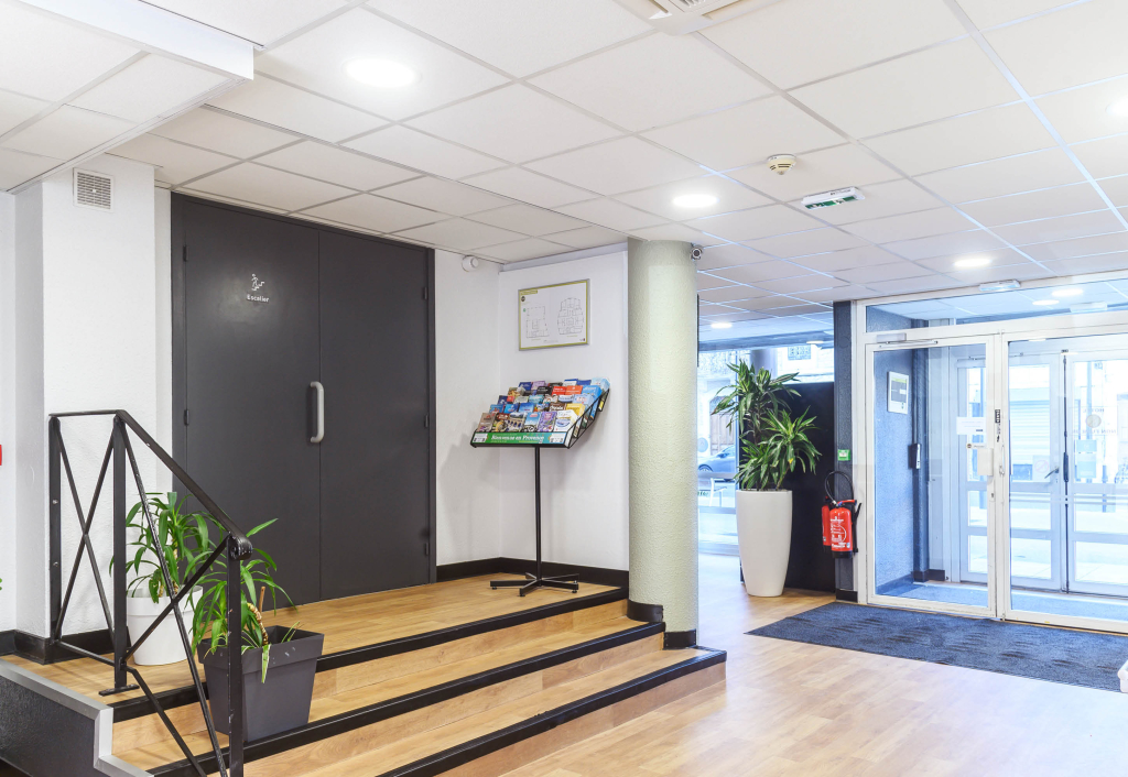 Отель B&B Nimes Centre Arène