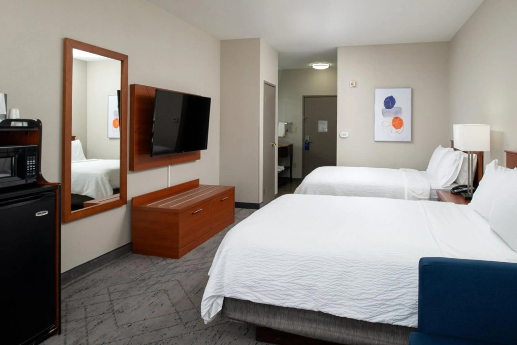 Holiday Inn Express & Suites Farmington Bloomfield by IHG