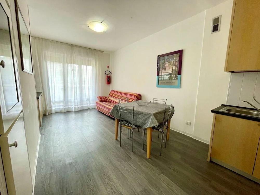 Beachside Flat With Shared Pool