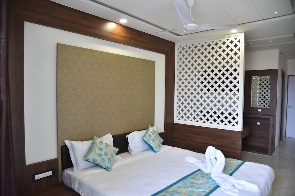 Hotel Savera Inn