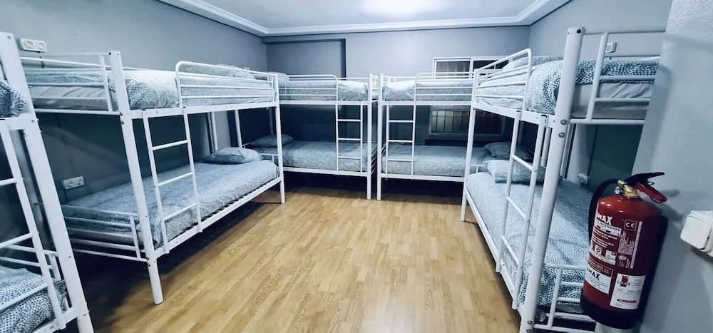 Hostel 165